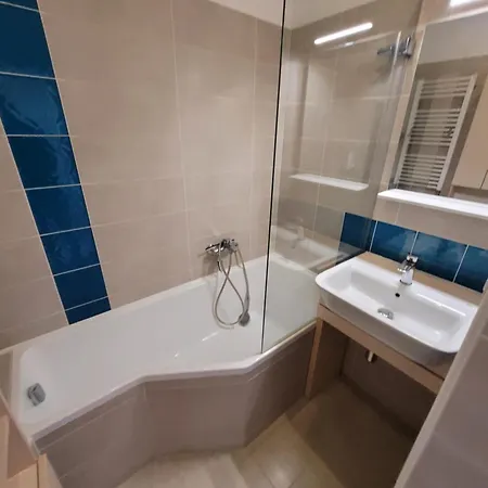 Cozy & Quiet In Wider Center Apartment