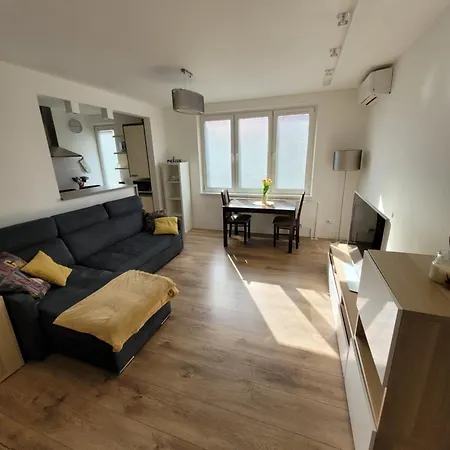 Cozy & Quiet In Wider Center