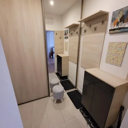 Cozy & Quiet In Wider Center Apartment *