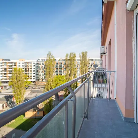 Cozy And Quiet In Wider Center *